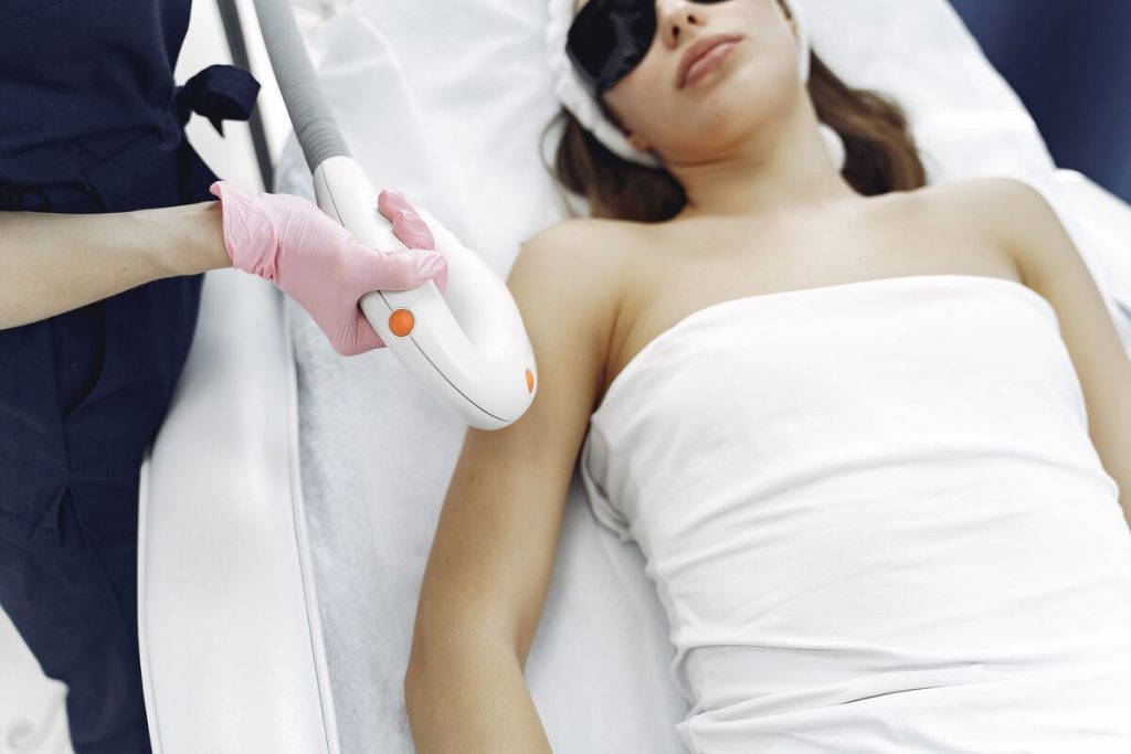 Triệt lông mặt an toàn: bác sĩ thực hiện triệt lông laser cho khách hàng