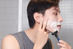 Da tuổi 15 chưa hoàn thiện nên rất mỏng manh, dễ bị xước xát, kích ứng kéo dài và để lại sẹo nếu cạo râu quá sát hoặc dùng sản phẩm quá mạnh.