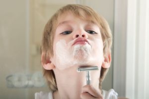 Thoa bọt cạo tạo độ trơn, cạo xuôi theo chiều râu với lực nhẹ nhàng và thay lưỡi dao ngay khi bị cùn để bảo vệ da.