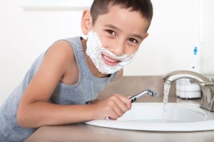 Chuyên gia khuyến cáo không nên cạo râu ở tuổi 15 để tránh làm trầy xước, tổn thương làn da còn non nớt và đang phát triển.