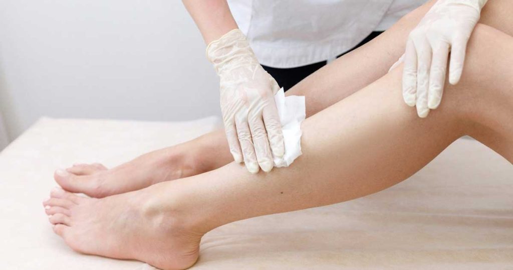 Waxing gây đau rát nhiều và dễ viêm nang lông nhưng giữ sạch lâu, trong khi kem tẩy lông hoàn toàn không đau nhưng dễ kích ứng hóa chất và có mùi khó chịu.