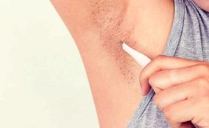 Nhổ lông nách không ảnh hưởng đến thai nhi nhưng da nhạy cảm dễ viêm nang lông