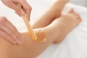 Bôi mỡ trăn quá dày hoặc để qua đêm dễ gây bít tắc lỗ chân lông và viêm nang lông