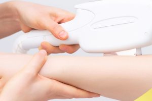 Cơ chế đầu làm lạnh kết hợp Diode Laser giúp làm mát bề mặt da và giảm tối đa cảm giác châm chích khi triệt lông.