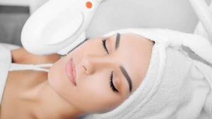 Khoảng cách lý tưởng để triệt lông vùng mặt là từ 2 đến 3 tuần mỗi lần nhằm đảm bảo an toàn và tối ưu hiệu quả điều trị.