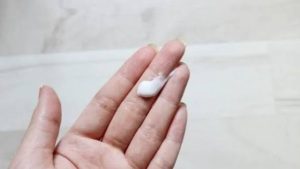 Nên thoa gel lô hội hoặc kem chứa Panthenol như Bepanthen, Sudocrem để phục hồi da vùng kín, tuyệt đối tránh các sản phẩm chứa cồn hay hương liệu.