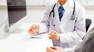 Cần đi khám bác sĩ da liễu ngay nếu da rát quá 2 ngày, xuất hiện mụn mủ, sưng tấy nặng hoặc chảy dịch lạ để tránh nguy cơ nhiễm trùng.
