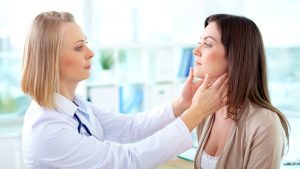 Nên cạo lông trước 2 ngày, tránh nhổ hay wax ít nhất 6 tuần và cần được chuyên viên thăm khám da để cài đặt năng lượng an toàn.