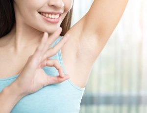 Rửa nước mát, thoa gel nha đam dưỡng dịu, tránh chà xát và mặc đồ cotton rộng thoáng mát.