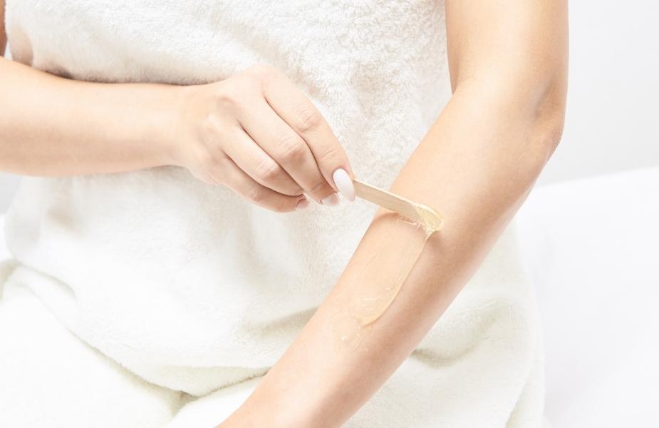 Waxing dùng sáp giật tận gốc nang lông giúp da mịn sạch từ 3–6 tuần, tẩy tế bào chết nhẹ và khiến lông mọc lại thưa mềm hơn theo thời gian.