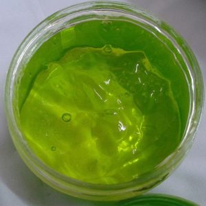 Thoa gel nha đam hoặc lotion rau má 2–3 giờ sau khi triệt lông giúp cấp ẩm, làm dịu tức thì cảm giác nóng rát và hỗ trợ phục hồi da nhanh chóng.