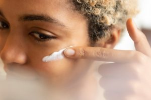 Nên chọn kem dưỡng chứa Panthenol, Hyaluronic Acid hoặc Ceramide để tái tạo hàng rào ẩm và làm dịu da