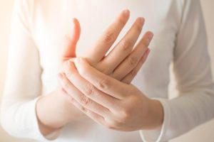 Làm sạch sâu, lau khô ráo và thử phản ứng sản phẩm trên vùng da nhỏ trước khi thực hiện giúp ngăn ngừa nguy cơ dị ứng và đảm bảo an toàn tối đa cho da.