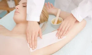 Wax lông tại nhà tiềm ẩn nguy cơ bỏng nhiệt, kích ứng da và viêm nang lông do vi khuẩn xâm nhập nếu sai kỹ thuật.