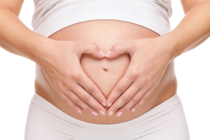 Thay đổi nội tiết tố khi mang thai khiến da mất nước nhanh, suy giảm đàn hồi và trở nên nhạy cảm, dễ kích ứng hơn.