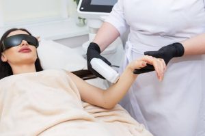 Công nghệ New Elight kết hợp ánh sáng IPL và sóng RF lưỡng cực với dải bước sóng rộng tự điều chỉnh, giúp phá hủy nang lông sâu từ gốc mà vẫn an toàn cho da.