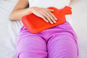 Để xử lý lông bikini mọc ngược an toàn, hãy chườm ấm làm mềm da, dùng nhíp khử trùng nhẹ nhàng gắp lông ra và thoa kem dưỡng làm dịu để tránh nhiễm trùng.
