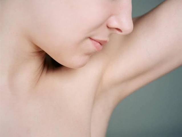 Tuyến eccrine tiết mồ hôi nước giúp hạ nhiệt cơ thể, còn tuyến apocrine tiết chất béo và protein dễ bị vi khuẩn phân hủy tạo thành mùi hôi.