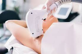 Laser đi sâu phá hủy mầm nhú nang lông để ngăn tái sinh lâu dài, trong khi nhổ chỉ giật phần thân tạm thời và nang lông vẫn còn nguyên.