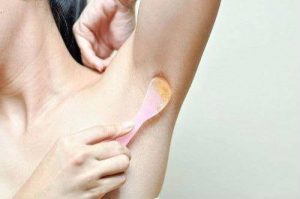 Thoa sáp mỏng theo chiều lông mọc và giật dứt khoát ngược chiều lông để loại bỏ lông hiệu quả, hạn chế tối đa đau rát.