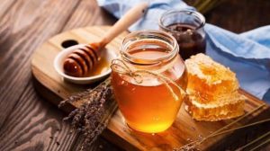 Mật ong kết hợp nước cốt chanh giúp kháng khuẩn, làm suy yếu nang lông và dưỡng sáng vùng da quanh miệng an toàn, lành tính.