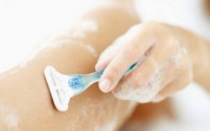 Tẩy tế bào chết trước khi cạo, dùng gel bọt bảo vệ, cạo xuôi theo chiều lông và dưỡng ẩm không cồn ngay sau đó để ngăn ngừa viêm nang lông cùng ngứa rát hiệu quả.