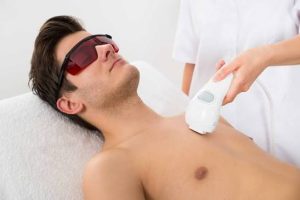 Bước sóng 800–900nm đưa năng lượng vào sâu tận gốc nang lông sẫm màu, kết hợp đầu lạnh Sapphire giúp triệt sạch 90–95% sau 6–8 buổi mà không gây bỏng rát.