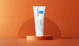 Kem dưỡng chứa Ceramide giúp tái tạo lớp màng ẩm, củng cố hàng rào bảo vệ và giảm thiểu nguy cơ kích ứng cho vùng da nhạy cảm sau khi triệt lông.
