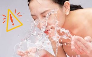 Chỉ nên dùng nước mát hoặc nước ấm nhẹ để vệ sinh vùng da sau khi triệt lông, tránh nước nóng làm giãn nở lỗ chân lông và kích ứng viêm rát.