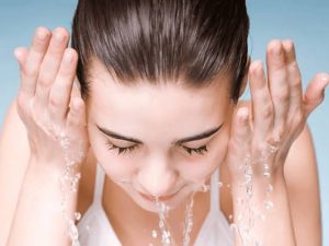 Nên rửa mặt bằng nước muối sinh lý để làm dịu da và giảm kích ứng, tuyệt đối tránh dùng nước nóng sau khi triệt lông.