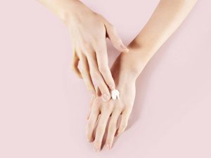 Kem tẩy lông tiện lợi, không đau nhờ cơ chế làm mềm sợi lông bề mặt, nhưng hiệu quả chỉ kéo dài vài ngày đến một tuần và cần thử trước để tránh dị ứng cho da nhạy cảm.