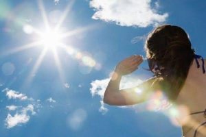 Tránh nắng, giường nhuộm và kem làm nâu da ít nhất 2 tuần trước khi triệt lông để hạn chế melanin hấp thụ laser ngoài ý muốn, ngăn ngừa nguy cơ bỏng rát và tăng sắc tố.